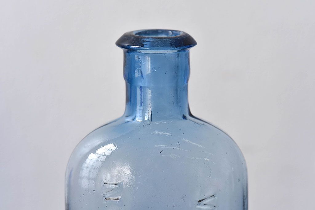 アンティーク雑貨　冴えるような青がきれいなエンボス入りアンティークボトル(薬瓶、ガラスビン)2個セット(1)