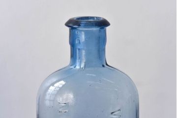 アンティーク雑貨　冴えるような青がきれいなエンボス入りアンティークボトル(薬瓶、ガラスビン)2個セット(1)