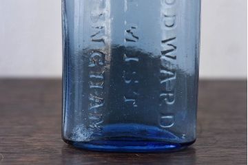 アンティーク雑貨　冴えるような青がきれいなエンボス入りアンティークボトル(薬瓶、ガラスビン)2個セット(1)