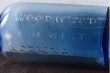 アンティーク雑貨　冴えるような青がきれいなエンボス入りアンティークボトル(薬瓶、ガラスビン)2個セット(1)