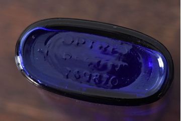 アンティーク雑貨　冴えるような青がきれいなエンボス入りアンティークボトル(薬瓶、ガラスビン)2個セット(1)