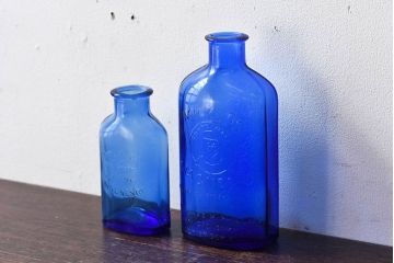 アンティーク雑貨　冴えるような青がきれいなエンボス入りアンティークボトル(薬瓶、ガラスビン)2個(2)セット