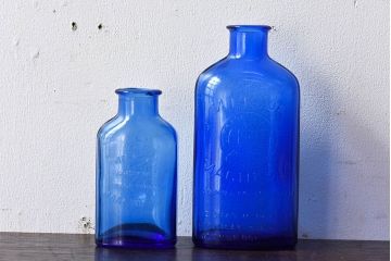 アンティーク雑貨　冴えるような青がきれいなエンボス入りアンティークボトル(薬瓶、ガラスビン)2個(2)セット