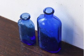 アンティーク雑貨　冴えるような青がきれいなエンボス入りアンティークボトル(薬瓶、ガラスビン)2個(2)セット