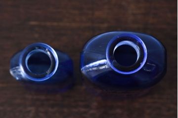 アンティーク雑貨　冴えるような青がきれいなエンボス入りアンティークボトル(薬瓶、ガラスビン)2個(2)セット