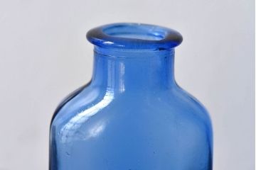 アンティーク雑貨　冴えるような青がきれいなエンボス入りアンティークボトル(薬瓶、ガラスビン)2個(2)セット