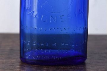 アンティーク雑貨　冴えるような青がきれいなエンボス入りアンティークボトル(薬瓶、ガラスビン)2個(2)セット