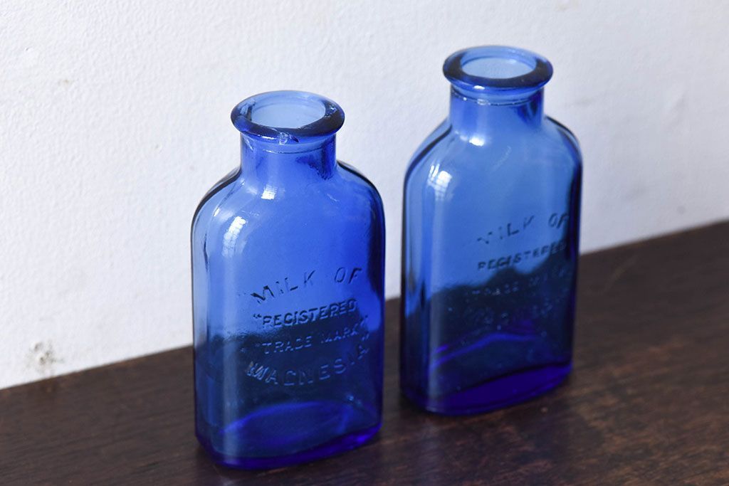 アンティーク雑貨　冴えるような青がきれいなエンボス入りアンティークボトル(薬瓶、ガラスビン)2個セット(3)