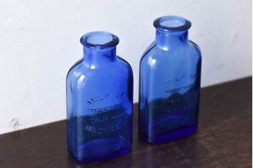 アンティーク雑貨　冴えるような青がきれいなエンボス入りアンティークボトル(薬瓶、ガラスビン)2個セット(3)