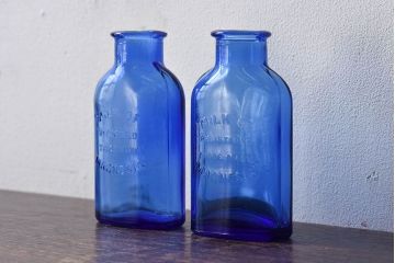 アンティーク雑貨　冴えるような青がきれいなエンボス入りアンティークボトル(薬瓶、ガラスビン)2個セット(3)