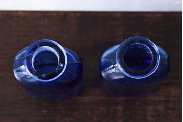 アンティーク雑貨　冴えるような青がきれいなエンボス入りアンティークボトル(薬瓶、ガラスビン)2個セット(3)