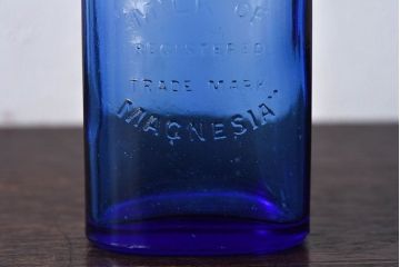 アンティーク雑貨　冴えるような青がきれいなエンボス入りアンティークボトル(薬瓶、ガラスビン)2個セット(3)