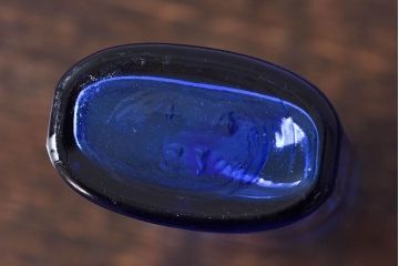 アンティーク雑貨　冴えるような青がきれいなエンボス入りアンティークボトル(薬瓶、ガラスビン)2個セット(3)