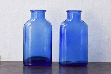 アンティーク雑貨　冴えるような青がきれいなエンボス入りアンティークボトル(薬瓶、ガラスビン)2個セット(3)
