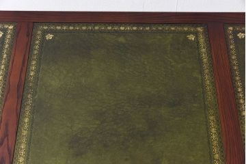 中古　old charm(オールドチャーム) アンティーク調のデザインがおしゃれなデスク(作業台)