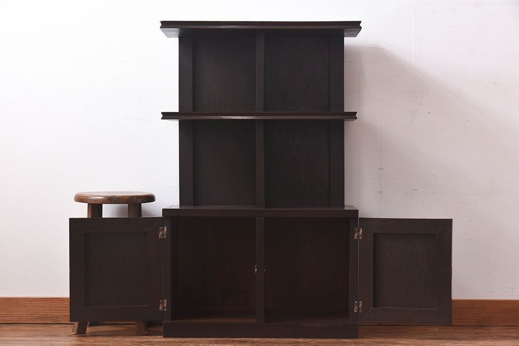 アンティーク家具　昭和期　ナラ材　シックな色合いが魅力の小ぶりのシェルフ(飾り棚、陳列棚)