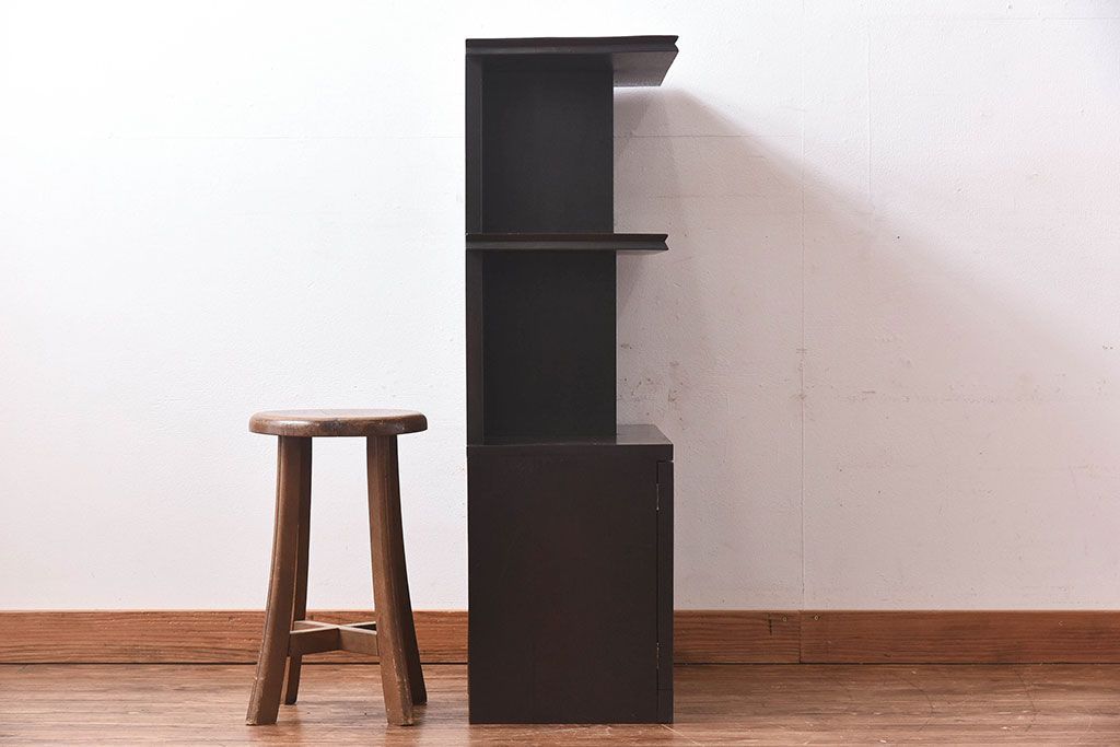 アンティーク家具　昭和期　ナラ材　シックな色合いが魅力の小ぶりのシェルフ(飾り棚、陳列棚)