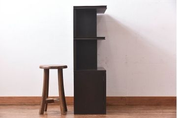 アンティーク家具　昭和期　ナラ材　シックな色合いが魅力の小ぶりのシェルフ(飾り棚、陳列棚)