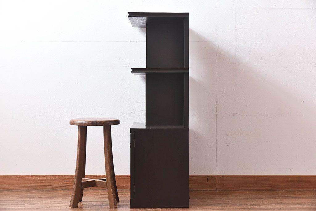 アンティーク家具　昭和期　ナラ材　シックな色合いが魅力の小ぶりのシェルフ(飾り棚、陳列棚)