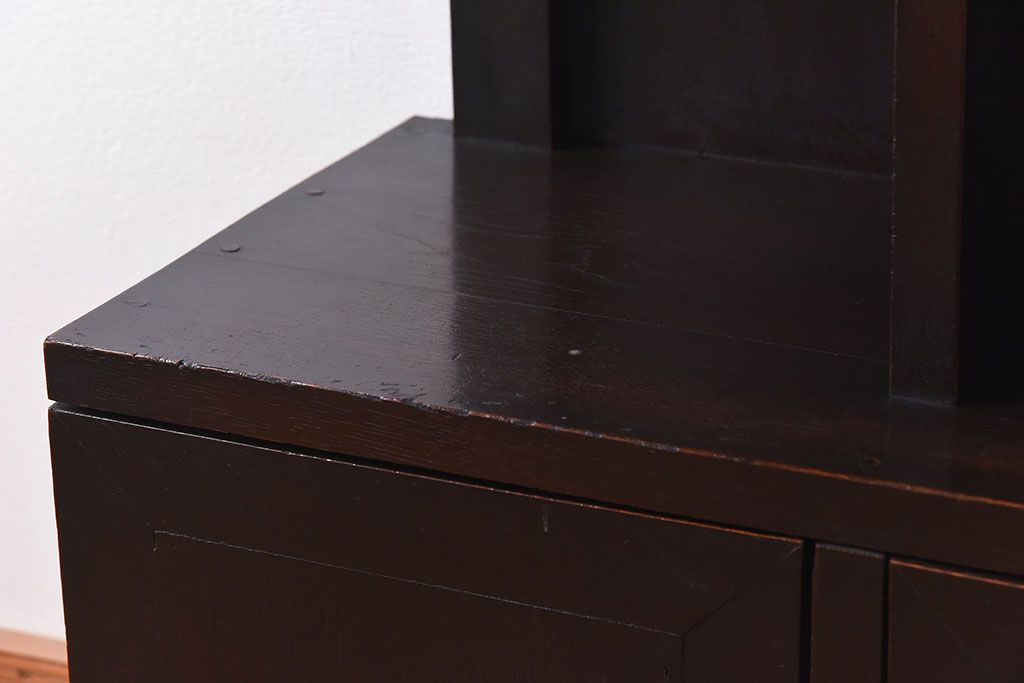 アンティーク家具　昭和期　ナラ材　シックな色合いが魅力の小ぶりのシェルフ(飾り棚、陳列棚)