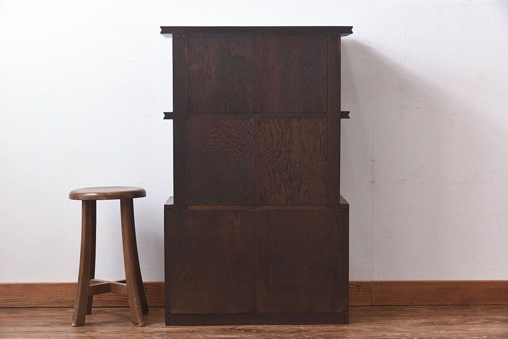 アンティーク家具　昭和期　ナラ材　シックな色合いが魅力の小ぶりのシェルフ(飾り棚、陳列棚)