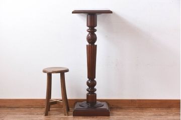 アンティーク雑貨　マホガニー材の杢目が美しい、重厚感ある洋風の花台(飾り台)