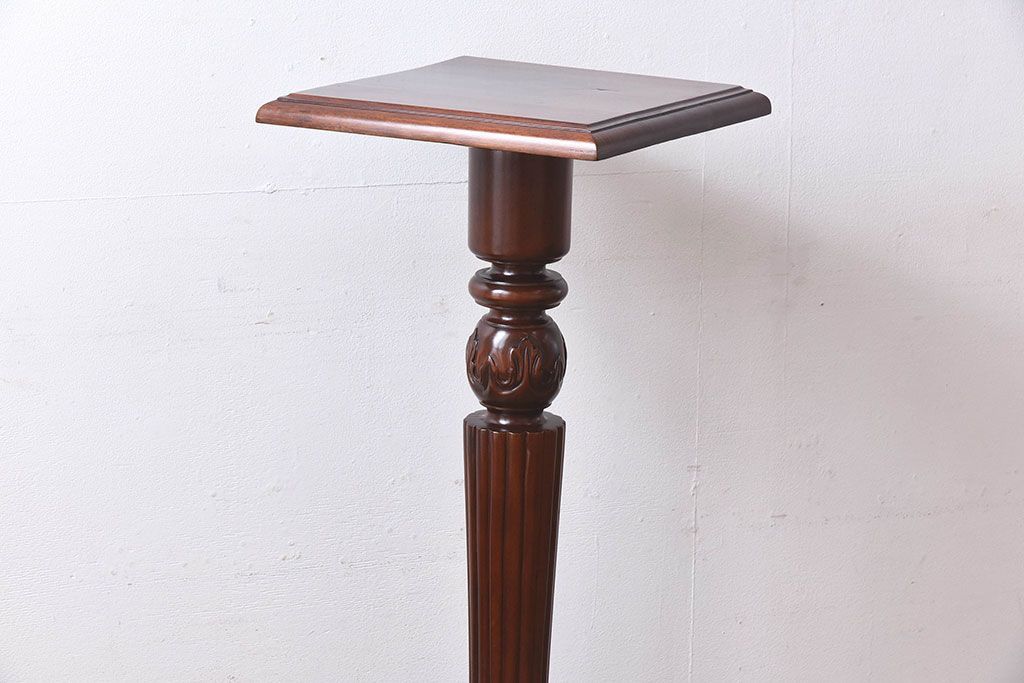 アンティーク雑貨　マホガニー材の杢目が美しい、重厚感ある洋風の花台(飾り台)