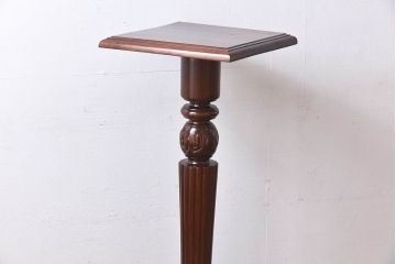 アンティーク雑貨　マホガニー材の杢目が美しい、重厚感ある洋風の花台(飾り台)