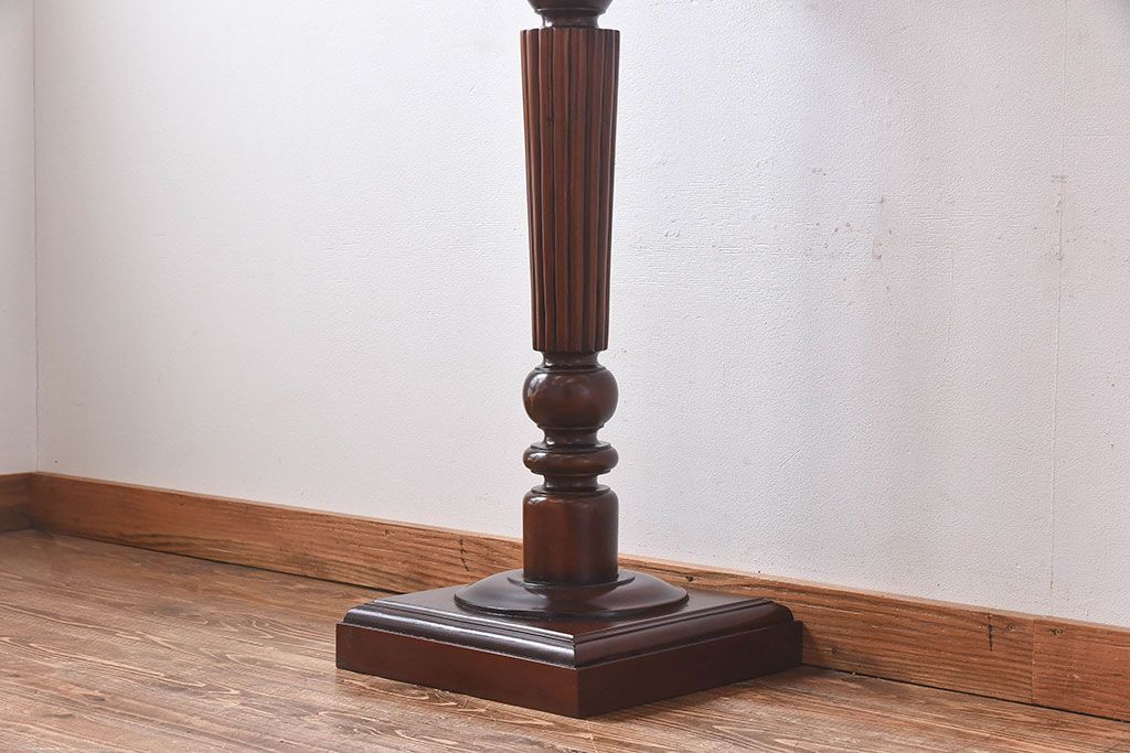 アンティーク雑貨　マホガニー材の杢目が美しい、重厚感ある洋風の花台(飾り台)