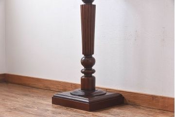 アンティーク雑貨　マホガニー材の杢目が美しい、重厚感ある洋風の花台(飾り台)