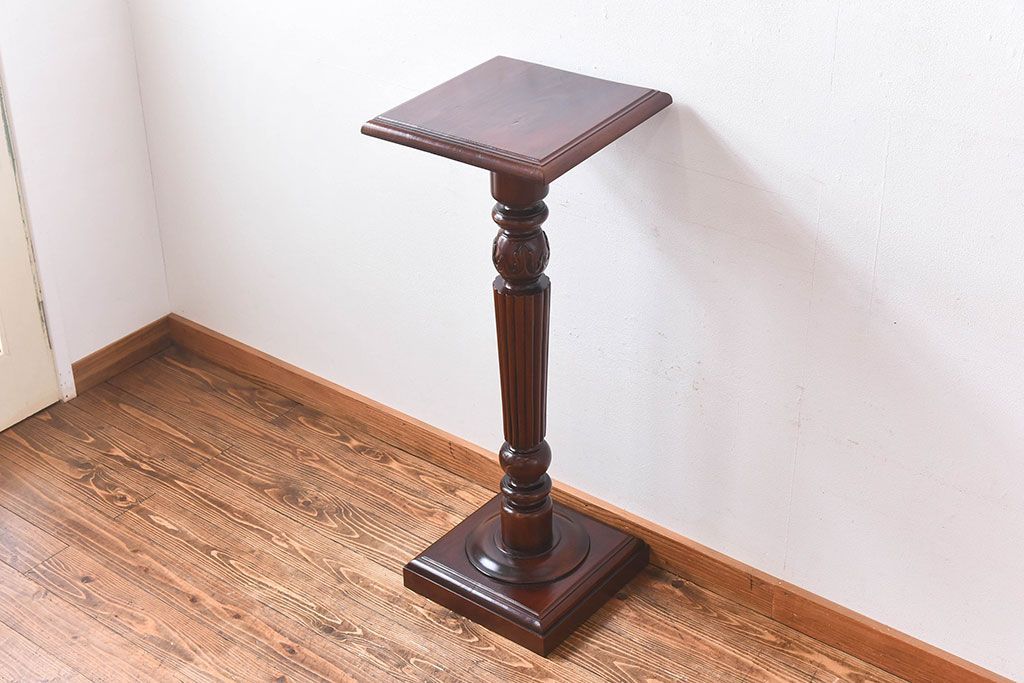 アンティーク雑貨　マホガニー材の杢目が美しい、重厚感ある洋風の花台(飾り台)