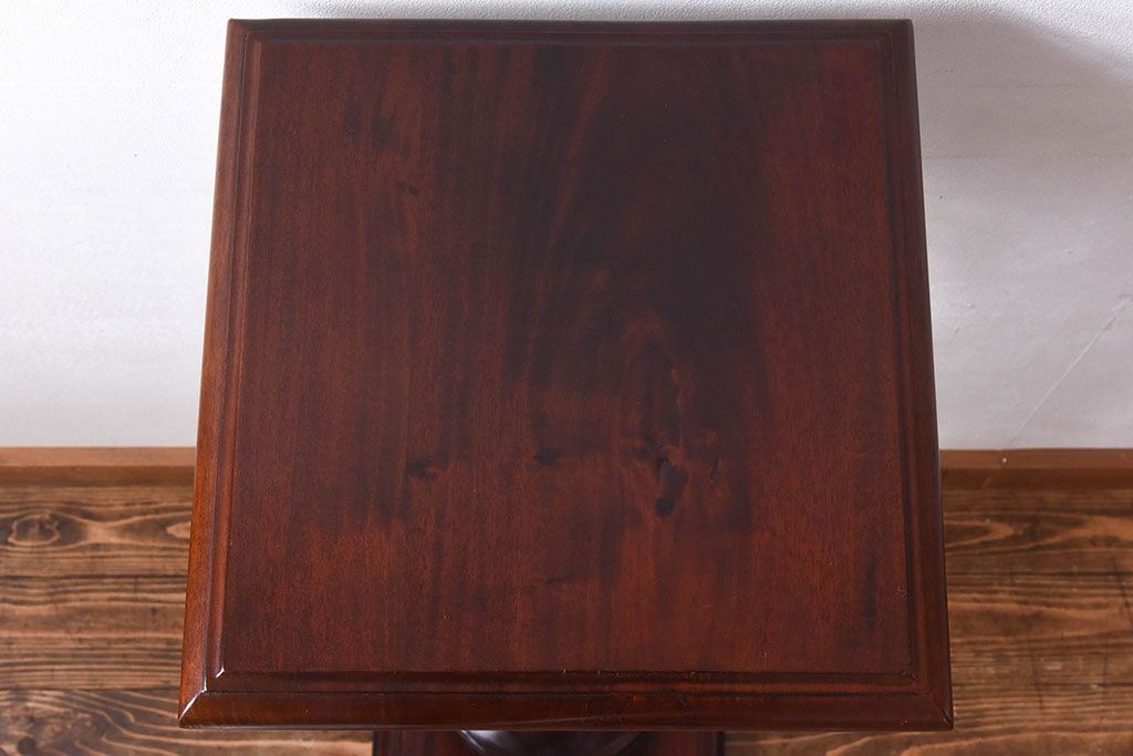 アンティーク雑貨　マホガニー材の杢目が美しい、重厚感ある洋風の花台(飾り台)