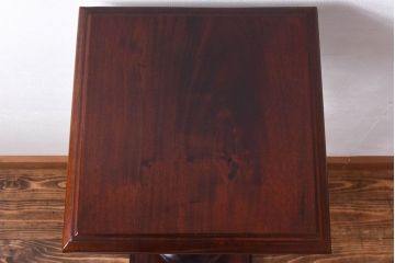 アンティーク雑貨　マホガニー材の杢目が美しい、重厚感ある洋風の花台(飾り台)