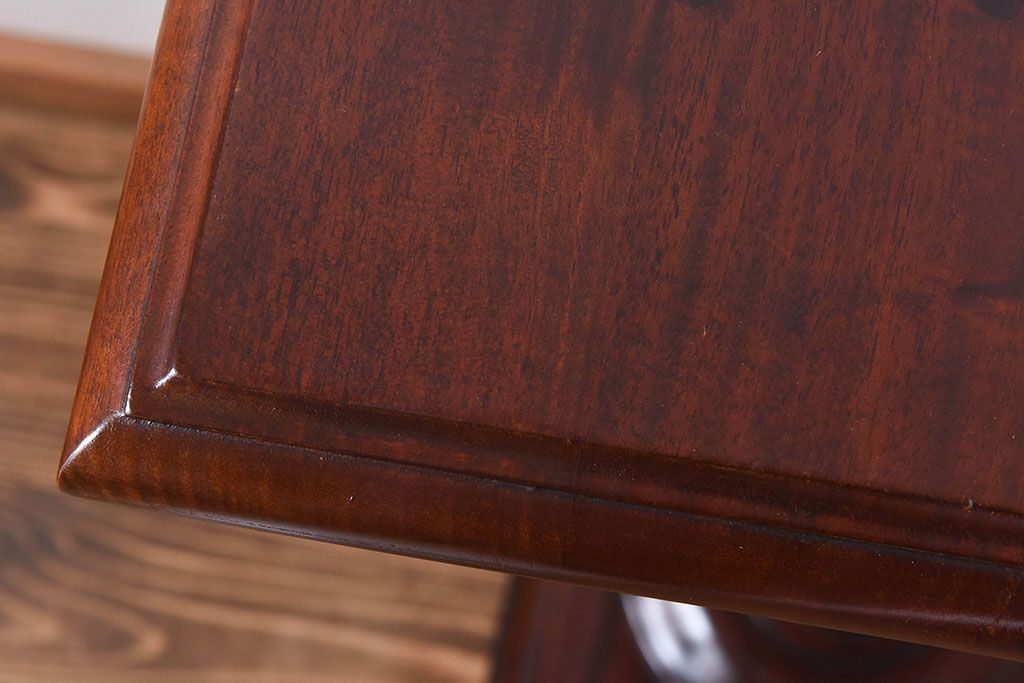 アンティーク雑貨　マホガニー材の杢目が美しい、重厚感ある洋風の花台(飾り台)