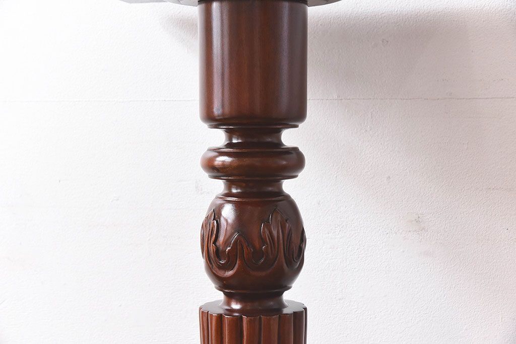 アンティーク雑貨　マホガニー材の杢目が美しい、重厚感ある洋風の花台(飾り台)