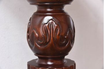 アンティーク雑貨　マホガニー材の杢目が美しい、重厚感ある洋風の花台(飾り台)