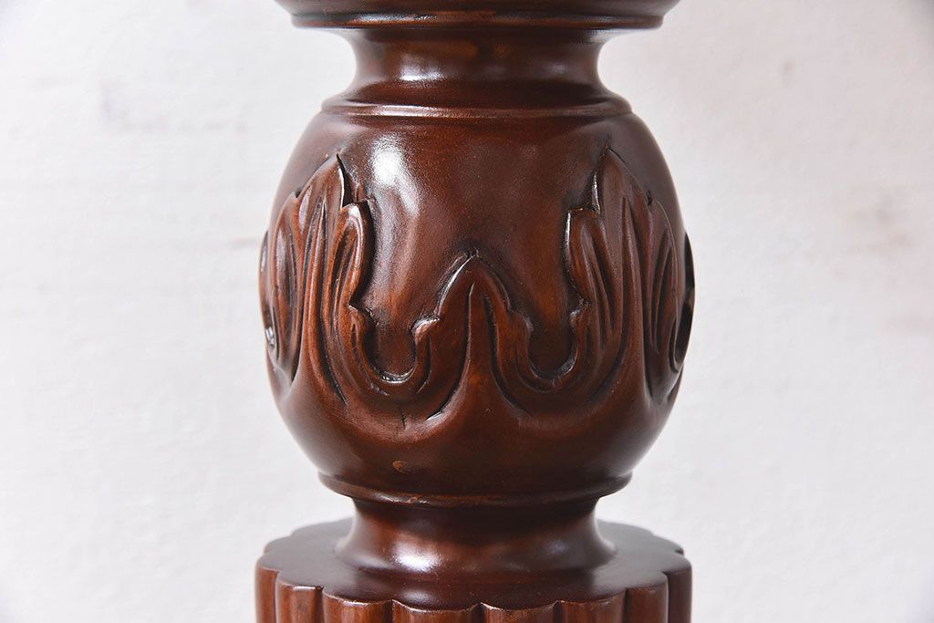 アンティーク雑貨　マホガニー材の杢目が美しい、重厚感ある洋風の花台(飾り台)