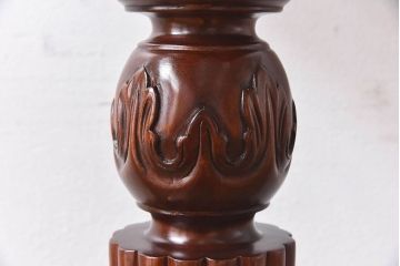 アンティーク雑貨　マホガニー材の杢目が美しい、重厚感ある洋風の花台(飾り台)