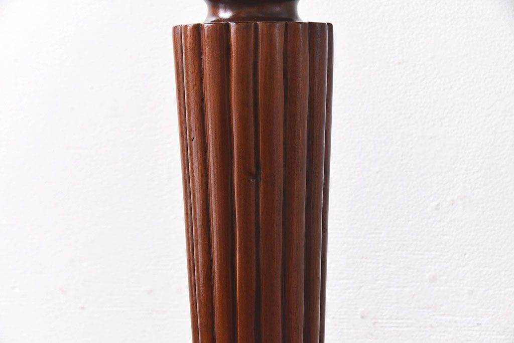 アンティーク雑貨　マホガニー材の杢目が美しい、重厚感ある洋風の花台(飾り台)