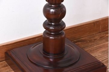 アンティーク雑貨　マホガニー材の杢目が美しい、重厚感ある洋風の花台(飾り台)