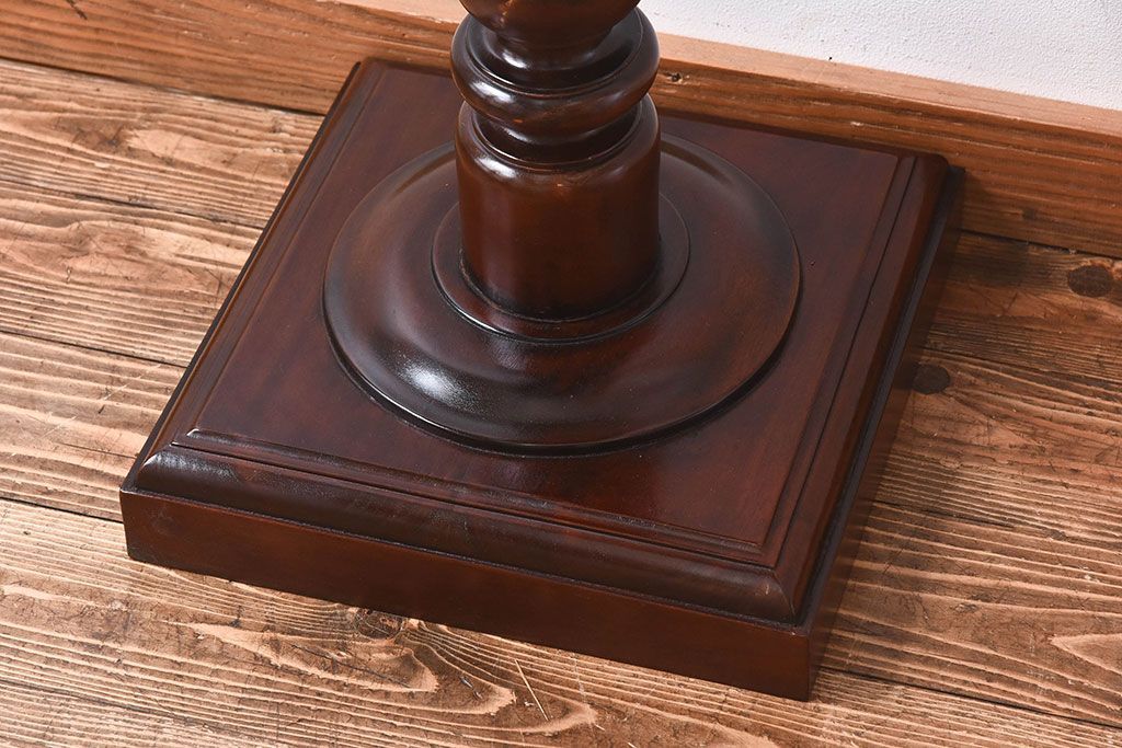 アンティーク雑貨　マホガニー材の杢目が美しい、重厚感ある洋風の花台(飾り台)