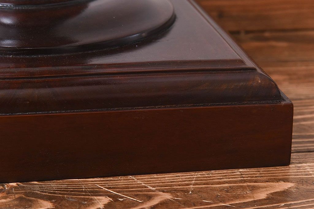 アンティーク雑貨　マホガニー材の杢目が美しい、重厚感ある洋風の花台(飾り台)