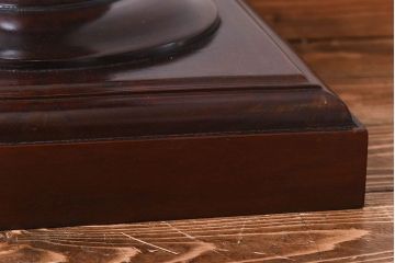 アンティーク雑貨　マホガニー材の杢目が美しい、重厚感ある洋風の花台(飾り台)