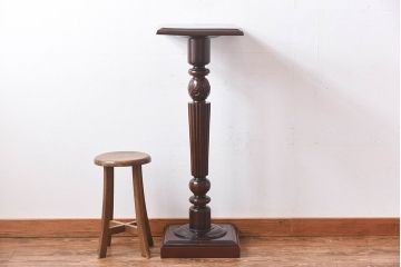 アンティーク雑貨　マホガニー材の杢目が美しい、重厚感ある洋風の花台(飾り台)