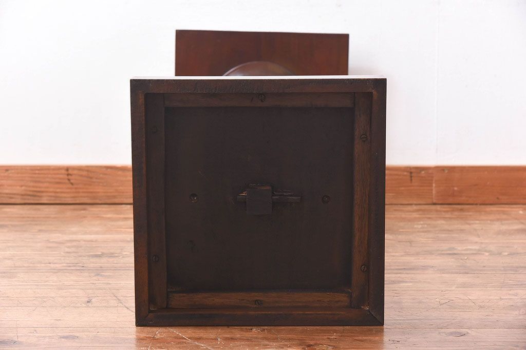 アンティーク雑貨　マホガニー材の杢目が美しい、重厚感ある洋風の花台(飾り台)