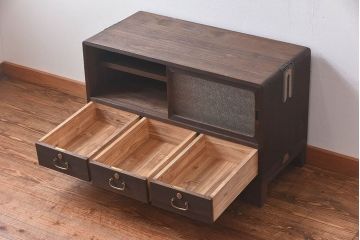アンティーク家具　人気のダイヤガラス入り!桐材の質感が味わい深い、脚付きローボード(サイドボード、ローチェスト)