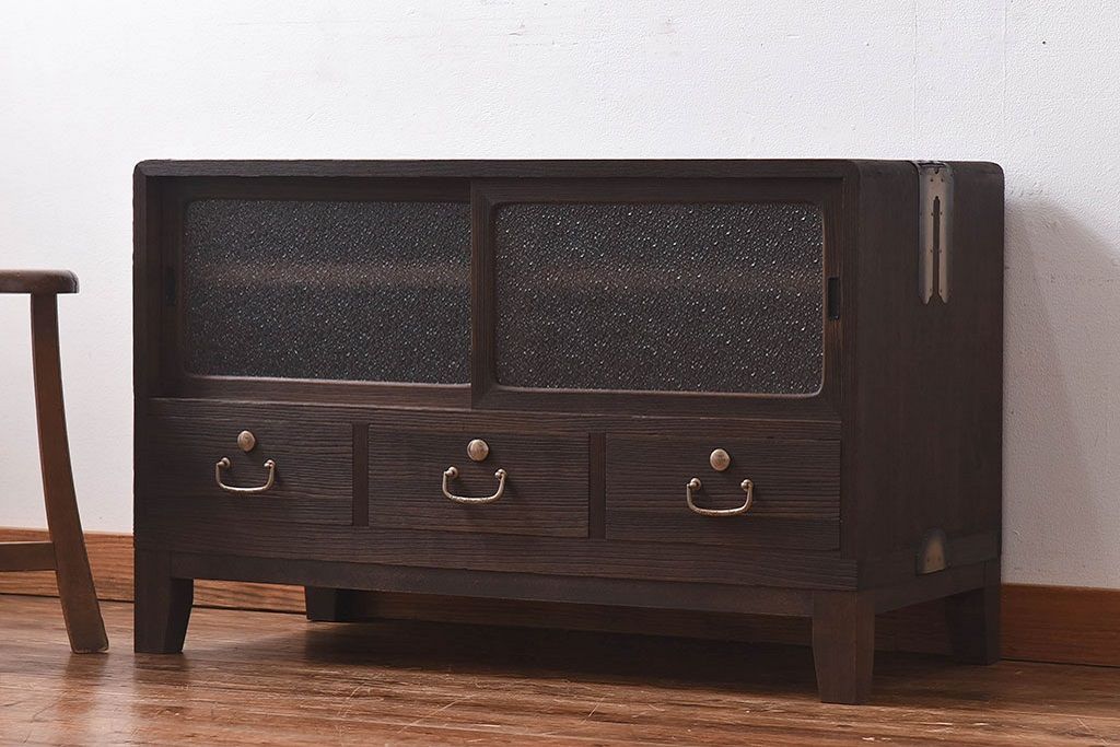 アンティーク家具　人気のダイヤガラス入り!桐材の質感が味わい深い、脚付きローボード(サイドボード、ローチェスト)