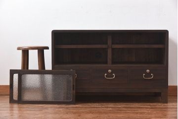 アンティーク家具　人気のダイヤガラス入り!桐材の質感が味わい深い、脚付きローボード(サイドボード、ローチェスト)