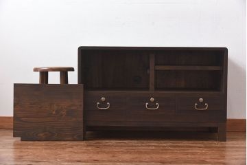 アンティーク家具　人気のダイヤガラス入り!桐材の質感が味わい深い、脚付きローボード(サイドボード、ローチェスト)