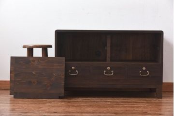 アンティーク家具　人気のダイヤガラス入り!桐材の質感が味わい深い、脚付きローボード(サイドボード、ローチェスト)